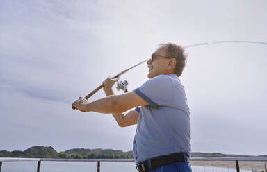 files/hombre-mayor-pescando-con-cana-junto-al-mar-en-un-dia-soleado-AZF00458.jpg